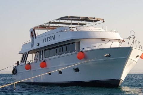 Hurghada: Rent a 4 **** Boat with crew, food and drinks