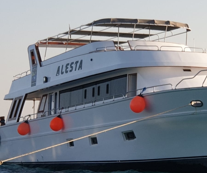 Hurghada: Noleggia una barca 4 **** con equipaggio, cibo e bevande