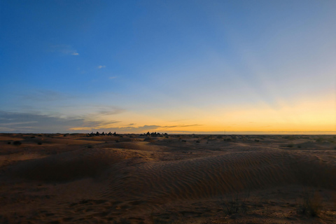 Dżerba: Zachód słońca, wschód słońca i jedna noc w berberyjskim namiocie.Dżerba: zachód słońca, wschód słońca i jedna noc w berberyjskim namiocie.