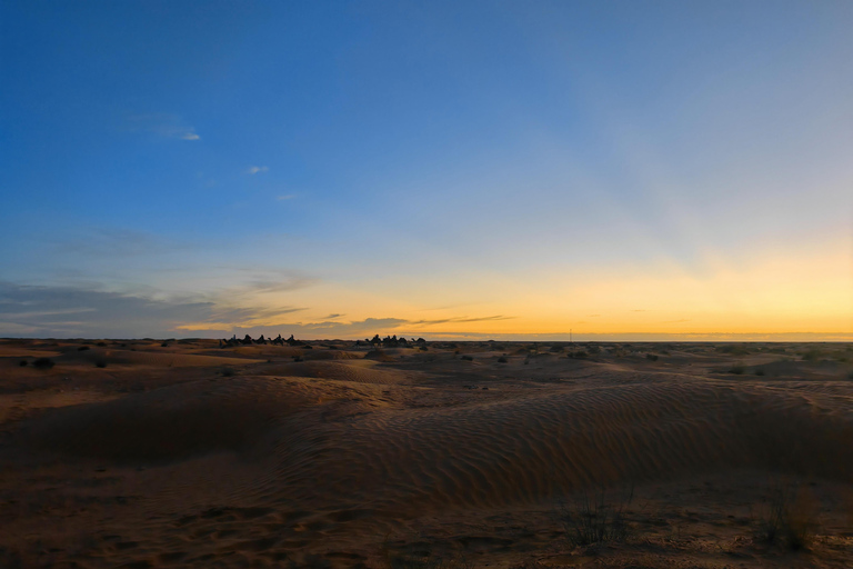 Dżerba: Zachód słońca, wschód słońca i jedna noc w berberyjskim namiocie.Dżerba: zachód słońca, wschód słońca i jedna noc w berberyjskim namiocie.