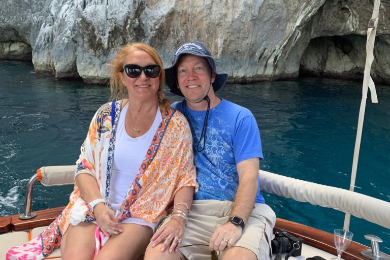 Amalfi: Crucero privado con snorkel por Capri y la costa con brunchdesde Amalfi: Excursión en barco por Capri y la costa de Amalfi con Gozzo