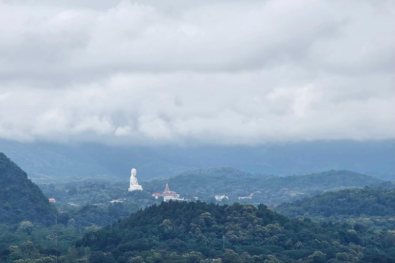 Descobre Chiang Rai: templos, arte e natureza cénicaDiscover Chiang Rai: Temples, Art, and Scenic Nature