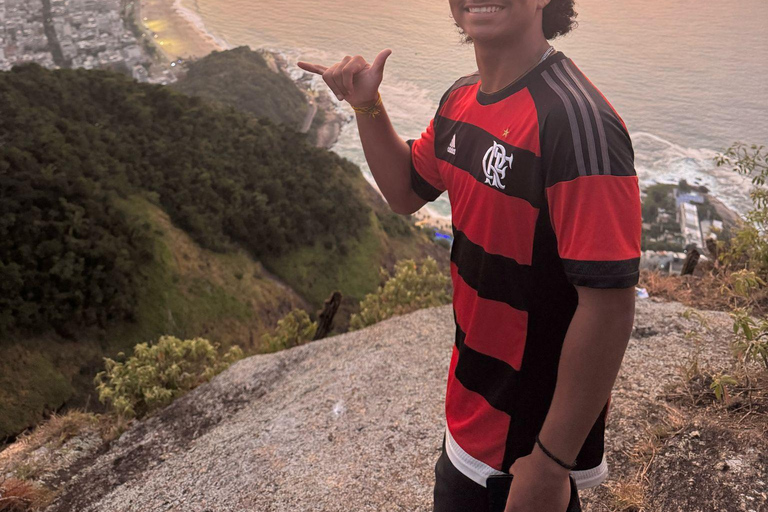 Rio de Janeiro: Morro Dois Irmãos Sunrise Hike Rio de Janeiro: Morro Dois Irmãos Sunrise Hike & Favela Tour