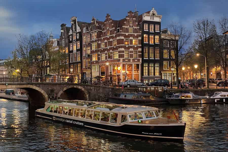 Amsterdam: Abendliche Bootsfahrt mit Panorama-Glasdach. Foto: GetYourGuide