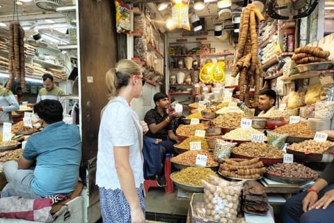 Delhi: Shop, Bargain & Discover with a Local Shopping Expert