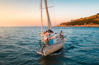 Lissabon: „Sonnenuntergangs“- und „Tages“-Bootstouren mit Getränk und Musik