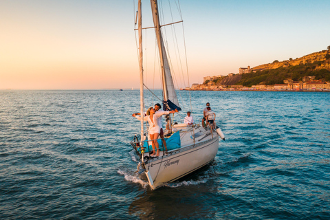 Lisboa: "Puesta de sol" y "Paseos de un día" en barco, con bebida y músicaLisboa: "Tour en barco privado al atardecer", con bebidas y música