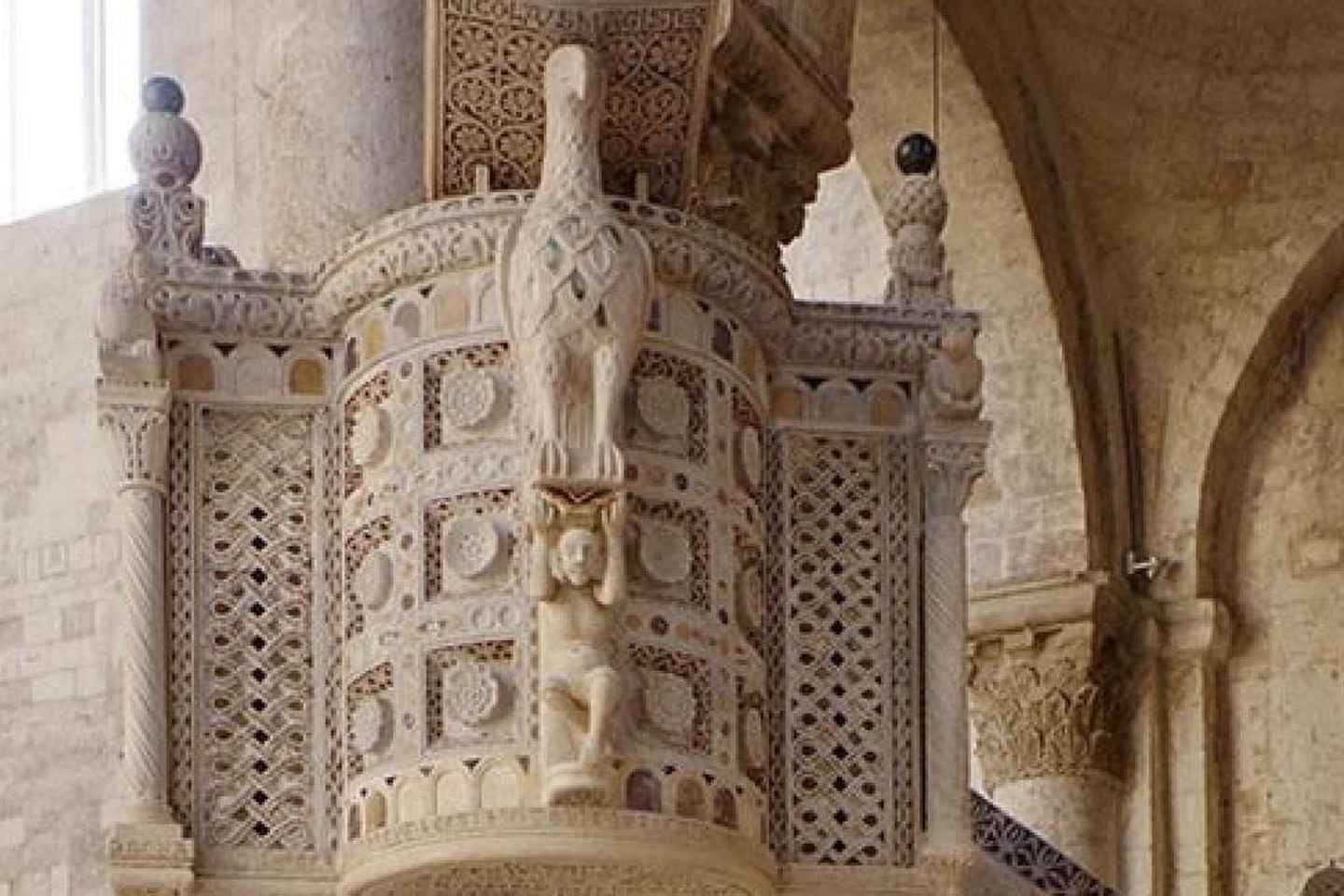 Bitonto: ingresso alla ConCattedrale e lo splendido ambone medioevale