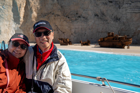 Zante: tour di un giorno della spiaggia dei naufragi e delle grotte blu del mareTour di gruppo