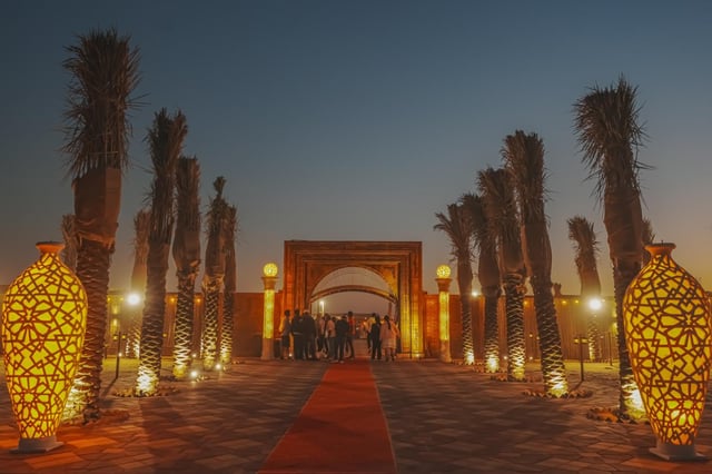 Dubaï : Safari dans les dunes arabes avec dîner barbecue et balade à dos de chameau