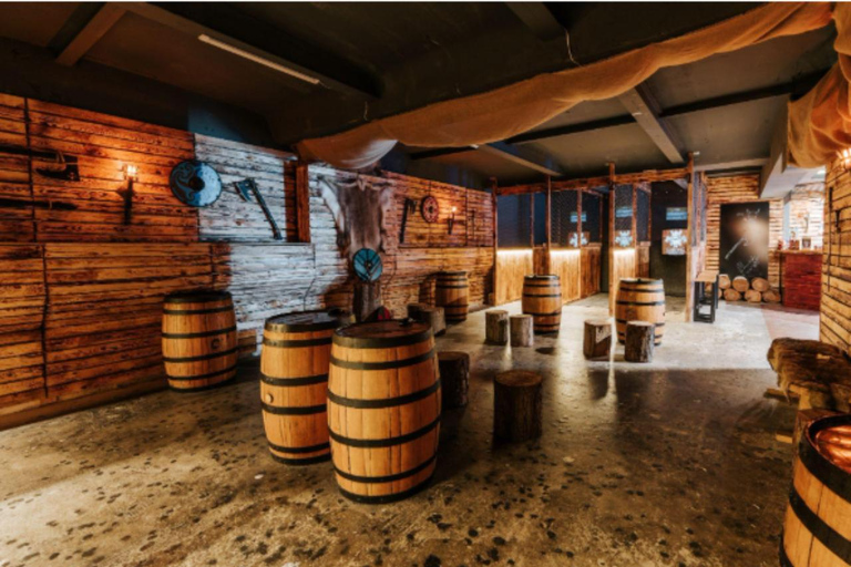 Wrocław: Private Axe Throwing Date with Drinks and Pizza