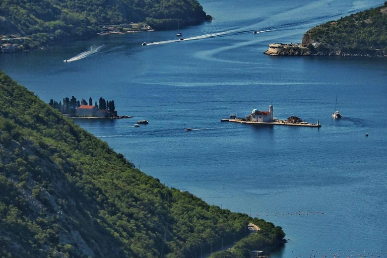 Kotor: prywatna wycieczka łodzią po Zatoce Kotor i Błękitnej Jaskini z drinkiemKOTOR: Prywatna wycieczka łodzią do Błękitnej Jaskini i Zatoki Kotorskiej + bezpłatne napoje