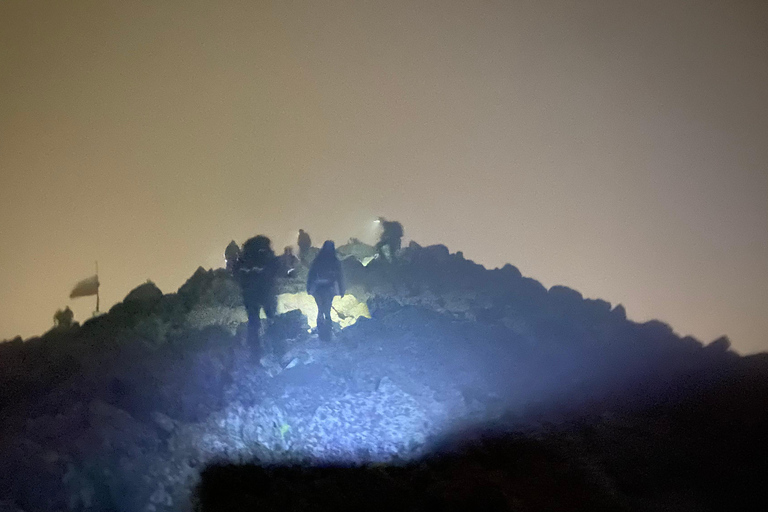 Vista nocturna de Sofía, excursión de montaña al Pico Kamen del.