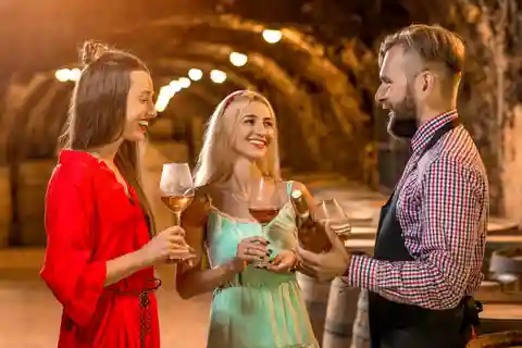 Excursão privada de degustação de vinhos em Varsóvia com especialista em vinhos