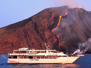 From Milazzo: Panarea and Stromboli Boat Trip by Night