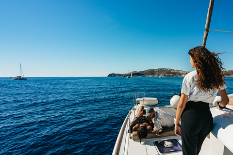 Santorini: Katamarankryssning med måltider och dryckerPremium-solnedgångsutflykt med BBQ och drycker