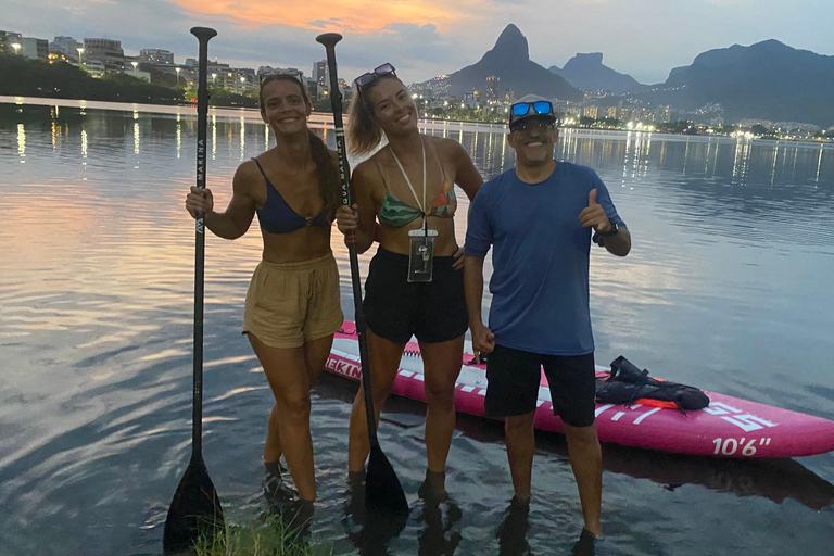 Rio : SUP Paddleboarding avec transfert en VW Kombi TransporterSUP Paddling au point de rencontre de Lagoa pendant 1,5 heures