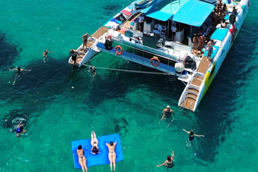 Palma de Mallorca: 3,5-stündige Katamaranfahrt mit Tapas und Schwimmen. Foto: GetYourGuide