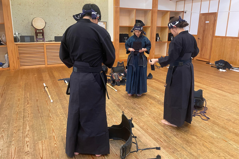 Tokyo: Japanese Kendo Experience with High-Ranked Instructor Let's experience kendo, a traditional Japanese martial art!