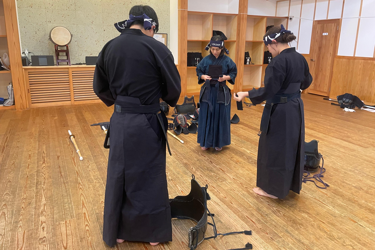 Tokyo: Japanese Kendo Experience with High-Ranked Instructor Let's experience kendo, a traditional Japanese martial art!