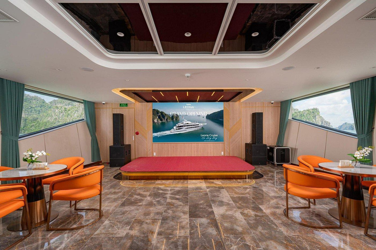 Halong Bay: Leona Dinner Cruise with Fireworks Show