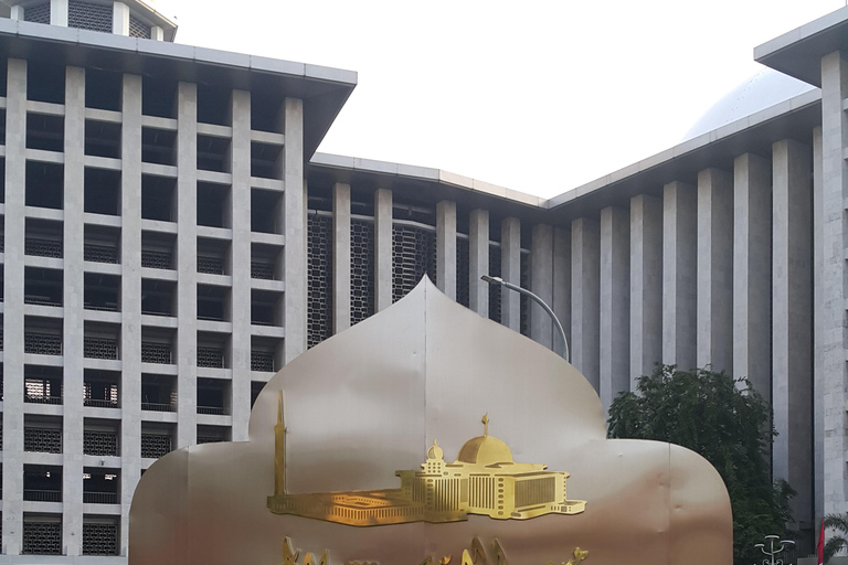 Jakarta: Guided City Tour by Tuk Tuk, Train, and Boat