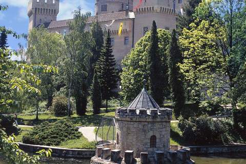 Van Bratislava tour: Kasteel Bojnice, Čičmany, Aphrodite Spa