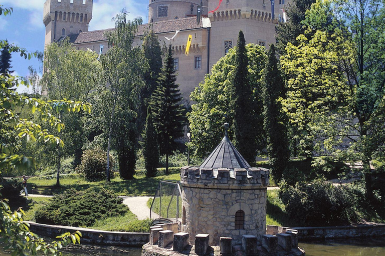 Au départ de Bratislava : Château de Bojnice, Čičmany, station thermale Aphrodite