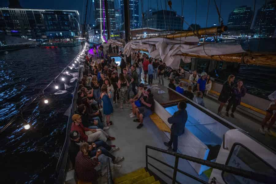 Halifax: Party-Bootsfahrt auf dem Großsegler Silva mit DJ und Bar. Foto: GetYourGuide