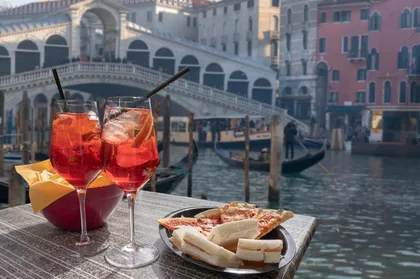 Traditionelles italienisches Essen und die Altstadt von Venedig Private ...
