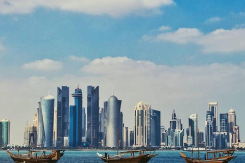Doha : croisière en boutre avec prise en charge, retour, thé et rafraîchissementsVue de Doha : Croisière traditionnelle en boutre avec prise en charge et retour