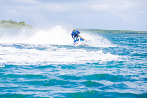 Jetski-tocht van 1 uur door de mangroves en rond het eilandje Guadeloupe1 uur jetskiën in de mangroves en rond het eilandje van Guadeloupe