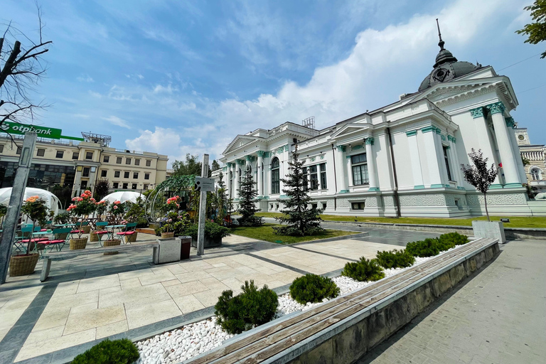 Chișinău: City Tour, Wine Painting Workshop, & Tasting