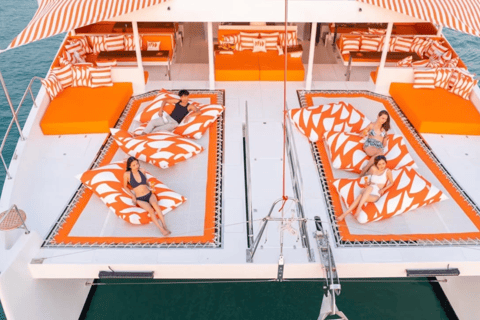 Pattaya: Festa do Pôr do Sol em Iate nas 3 Ilhas com DJ ao Vivo e BuffetPattaya: Festa ao pôr do sol em iate pelas 3 ilhas com DJ ao vivo e buffet