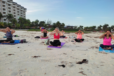 Cancún : Cours de yoga sur la plage avec méditation guidée