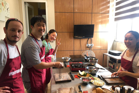 Da Nang : Cours de cuisine traditionnelle et repas avec une jeune fille locale