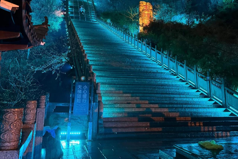 تشانغجياجيه: جولة ليلية في جبل تيانمن مع عرض ضوئيNight Tour to Tianmen Mountain