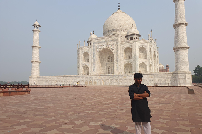 Agra : Billets VIP pour le Taj Mahal avec guide féminin et voitureGuide féminine et voiture pour la visite guidée (pas de billets)