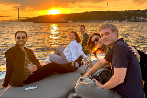 Stambuł: Wycieczka jachtem w małej grupie z nieograniczoną ilością winaWycieczka grupowa