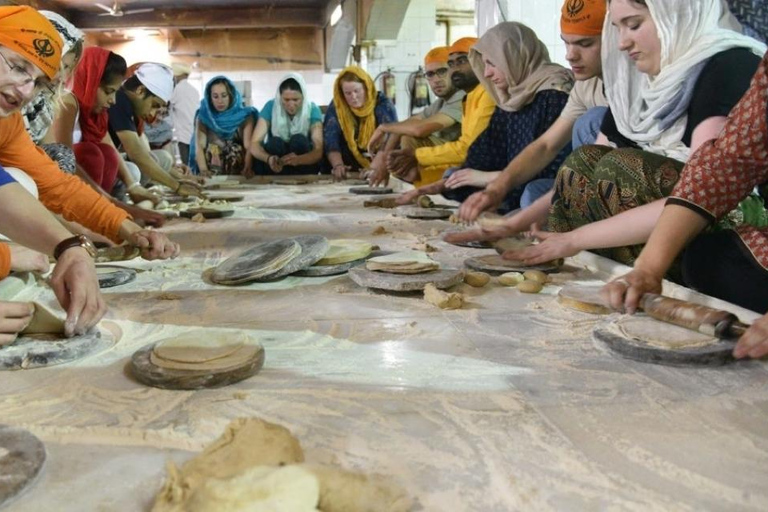 Delhi: Wycieczka do Gurudwara Bangla Sahib z posiłkiem Langar