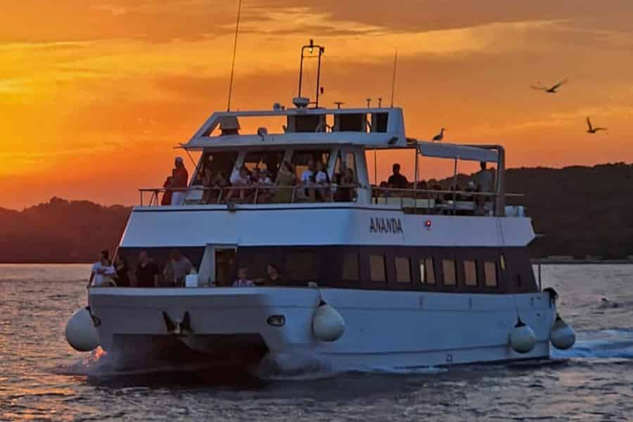 Pula: Delfin-Sonnenuntergangs-Kreuzfahrt nach Brijuni mit Abendessen & Getränken. Foto: GetYourGuide Pula: Delfin-Sonnenuntergangs-Kreuzfahrt nach Brijuni mit Abendessen & Getränken. Foto: GetYourGuide