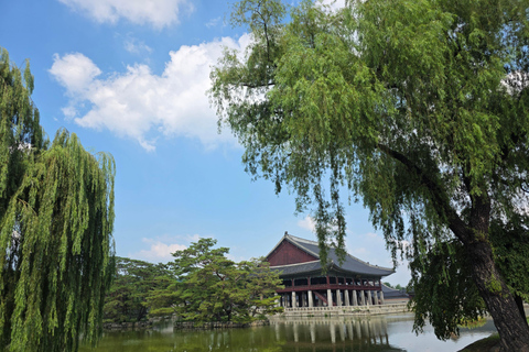 Seoul: Deoksugung Palace Night Tour with Guide