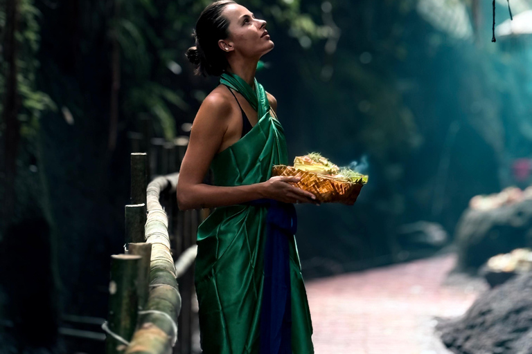Ritual Melukat en la cascada de Taman Beji Griya
