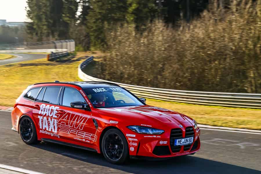 Nürburgring Nordschleife: Co-Pilotin in einem BMW M3 Comp. Touring. Foto: GetYourGuide