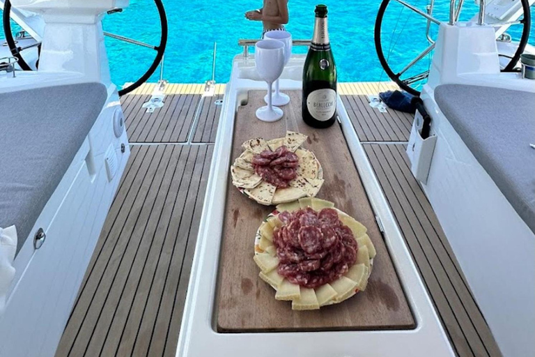 Villasimius: Small-Group Eco Sailing with Local Food Tasting Villasimius: Eco Sailing in a Small Group with Tasting of Typical Products