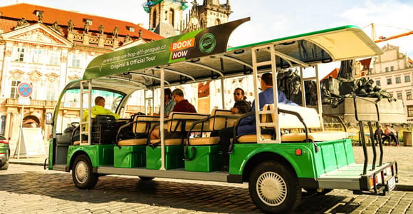 Prague: Castle to Old Town Square Transfer with City Tour