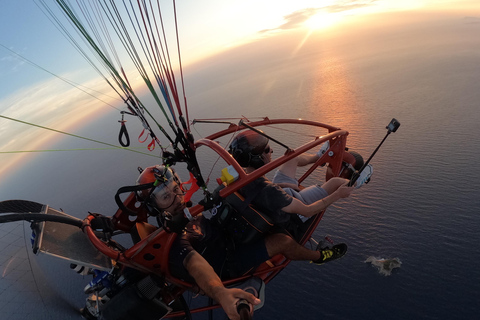 De Parelia: Voo de paramotor sobre a costa de CorfuVoo de paramotor sobre a costa oeste de Corfu