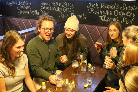 Budapest: Drunken History Bar Crawl Tour mit lokalen Getränken