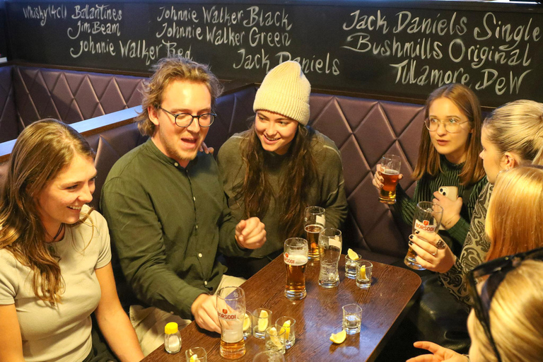 Budapest: Drunken History Bar Crawl Tour with Local Drinks