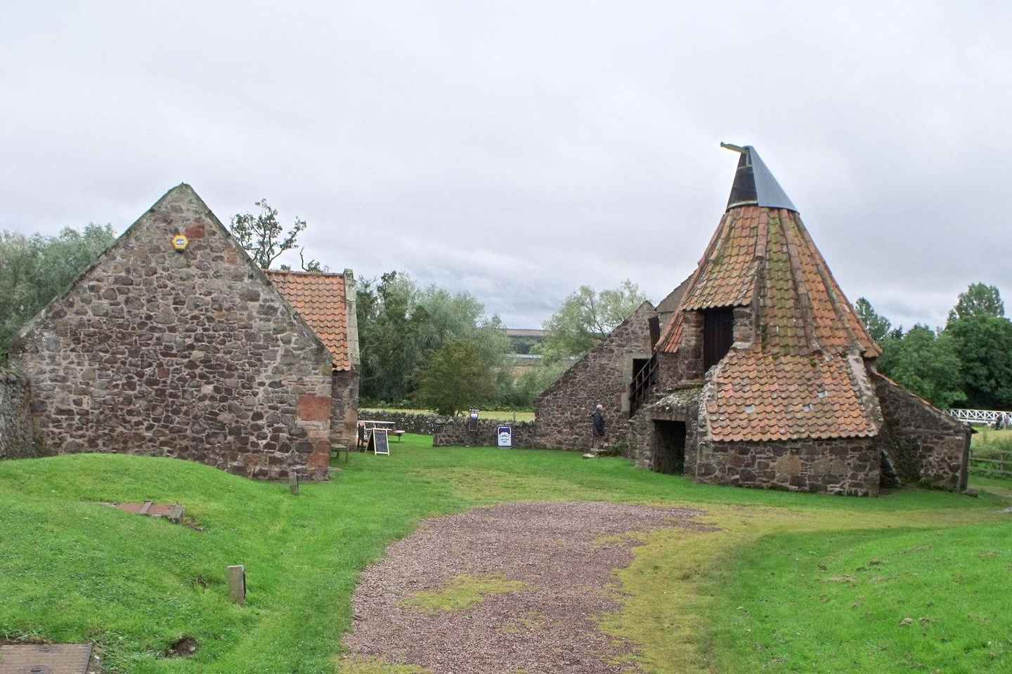 에든버러 출발: 이스트 로디언 해변과 성 투어

이 제목은 한국 여행자들이 쉽게 이해할 수 있도록 명확하고 간결하게 번역되었습니다. "에든버러 출발"은 출발지를, "이스트 로디언 해변과 성 투어"는 목적지와 활동을 명확히 나타내어 독자에게 매력을 주는 요소를 포함하고 있습니다. 또한, "에든버러", "해변", "성"과 같은 키워드는 검색엔진에서 쉽게 검색될 수 있도록 배치되었습니다. 이러한 제목 구성은 여행을 계획 중인 한국 여행자들에게 흥미를 유발하고 신뢰를 주는 데 기여할 것입니다.